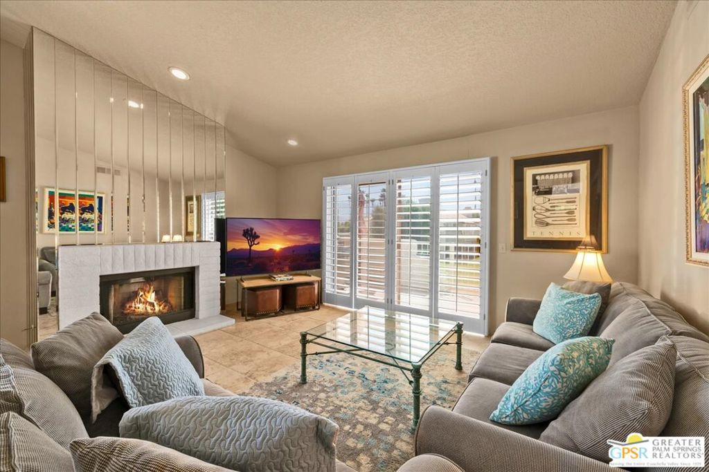 688 Vista Lago Circle