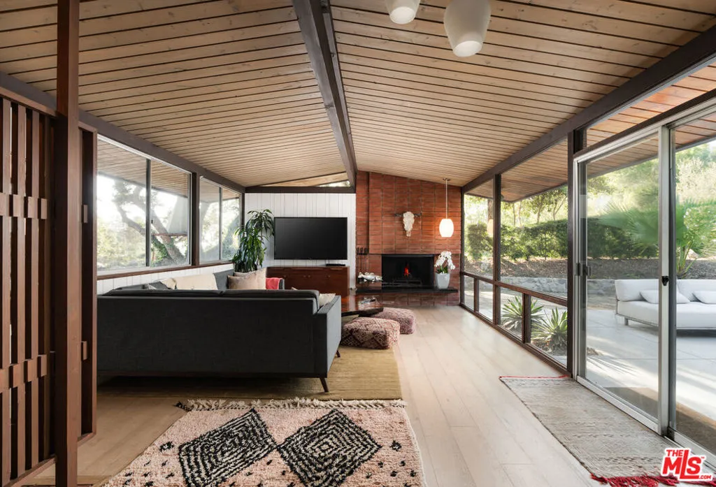 Carpinteria, California 93013, United States, 3 Bedrooms Bedrooms, ,2 BathroomsBathrooms,Residential,Pending,180439