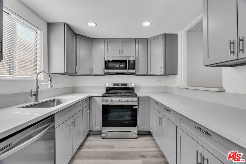 15125 Nordhoff Street 20