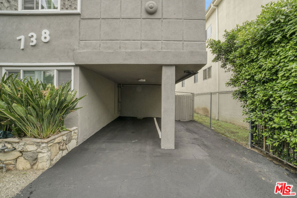 738 N Hudson Avenue