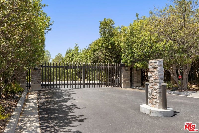 18160 Knoll Hill