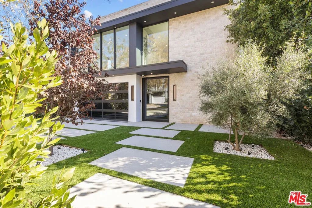 Los Angeles, California 90025, United States, 5 Bedrooms Bedrooms, ,6 BathroomsBathrooms,Residential,Active,246513