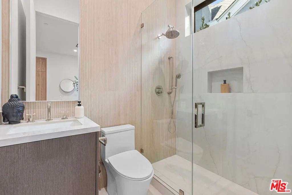 Los Angeles, California 90025, United States, 5 Bedrooms Bedrooms, ,6 BathroomsBathrooms,Residential,Active,246513