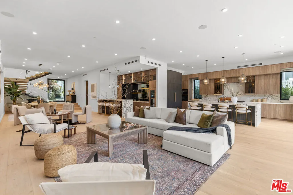 Los Angeles, California 90025, United States, 5 Bedrooms Bedrooms, ,6 BathroomsBathrooms,Residential,Active,246513