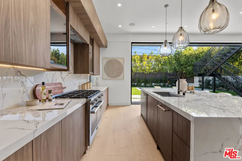 Los Angeles, California 90025, United States, 5 Bedrooms Bedrooms, ,6 BathroomsBathrooms,Residential,Active,246513