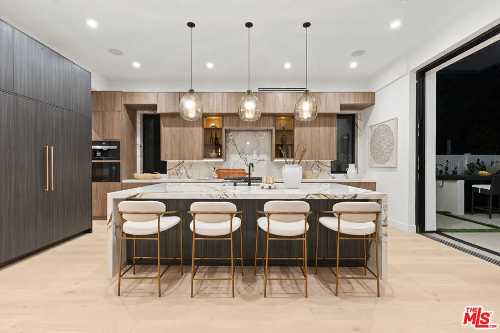 Los Angeles, California 90025, United States, 5 Bedrooms Bedrooms, ,6 BathroomsBathrooms,Residential,Active,246513