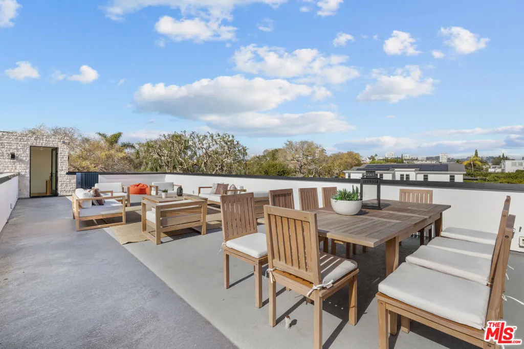 Los Angeles, California 90025, United States, 5 Bedrooms Bedrooms, ,6 BathroomsBathrooms,Residential,Active,246513