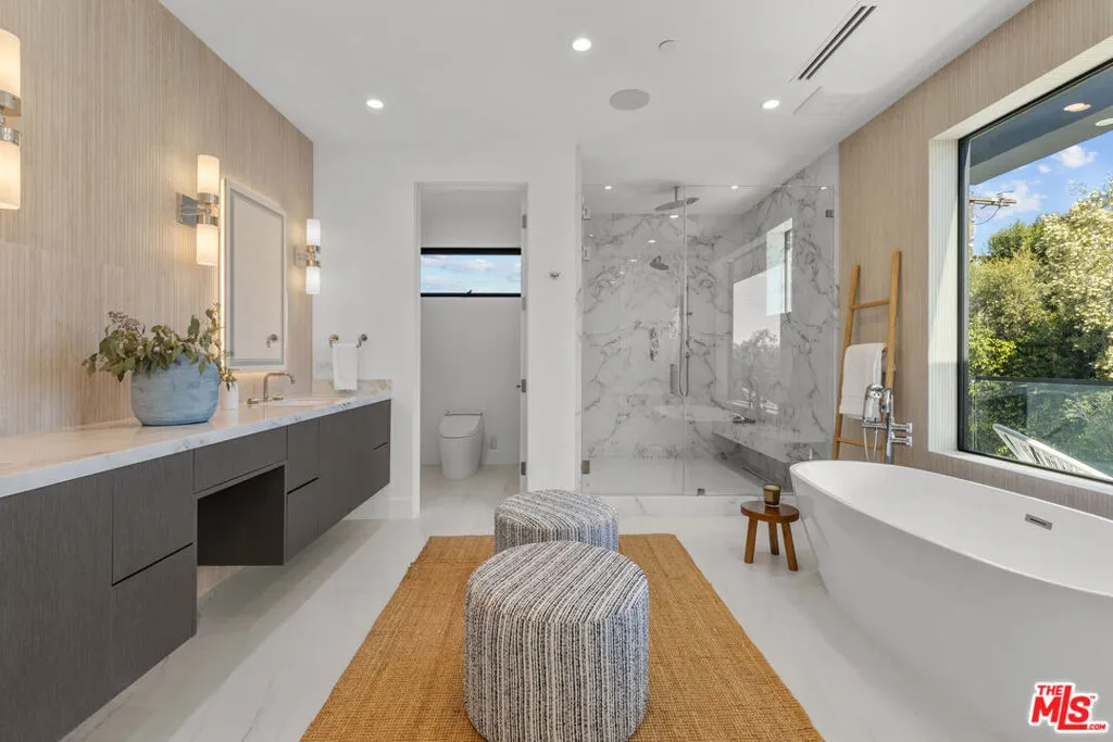 Los Angeles, California 90025, United States, 5 Bedrooms Bedrooms, ,6 BathroomsBathrooms,Residential,Active,246513