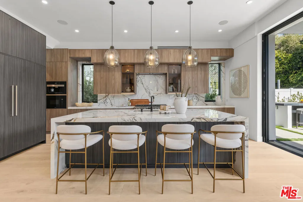 Los Angeles, California 90025, United States, 5 Bedrooms Bedrooms, ,6 BathroomsBathrooms,Residential,Active,246513