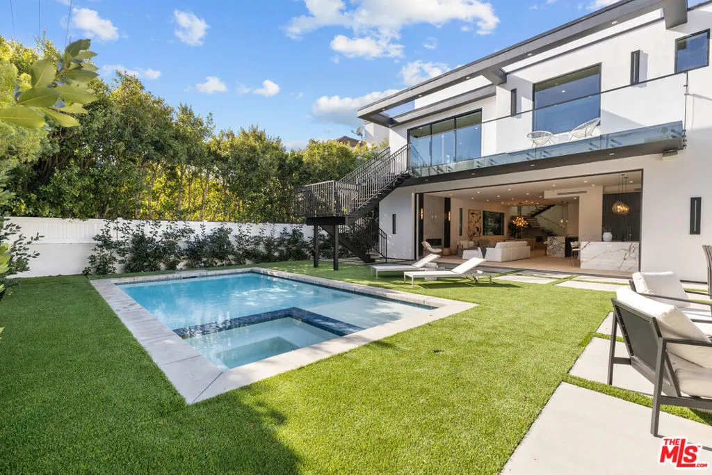 Los Angeles, California 90025, United States, 5 Bedrooms Bedrooms, ,6 BathroomsBathrooms,Residential,Active,246513