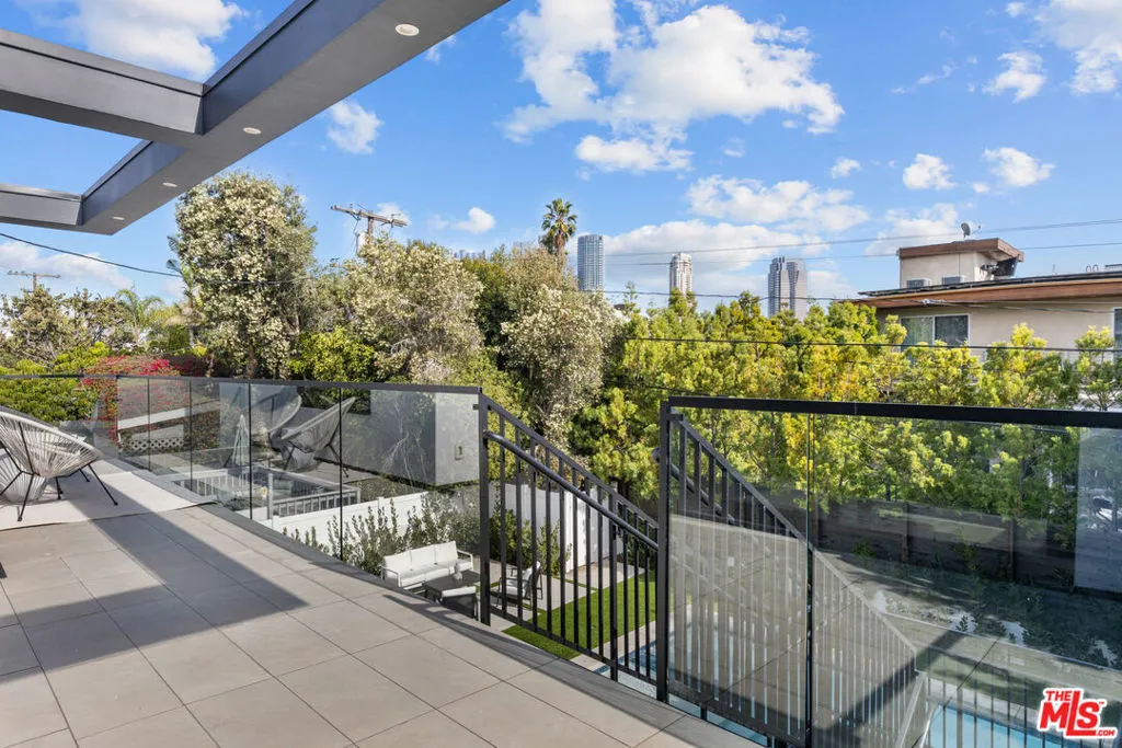 Los Angeles, California 90025, United States, 5 Bedrooms Bedrooms, ,6 BathroomsBathrooms,Residential,Active,246513