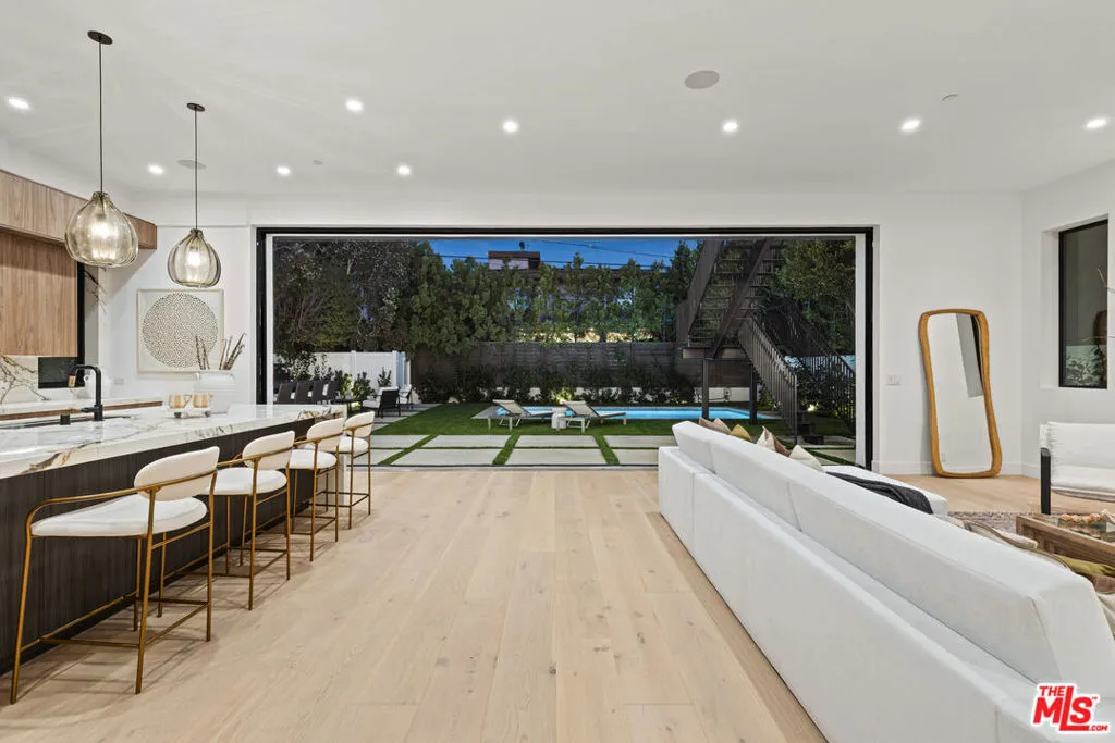 Los Angeles, California 90025, United States, 5 Bedrooms Bedrooms, ,6 BathroomsBathrooms,Residential,Active,246513