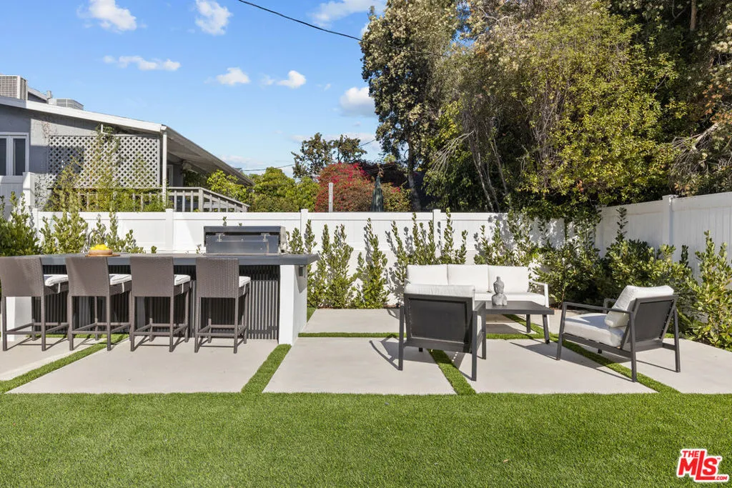 Los Angeles, California 90025, United States, 5 Bedrooms Bedrooms, ,6 BathroomsBathrooms,Residential,Active,246513