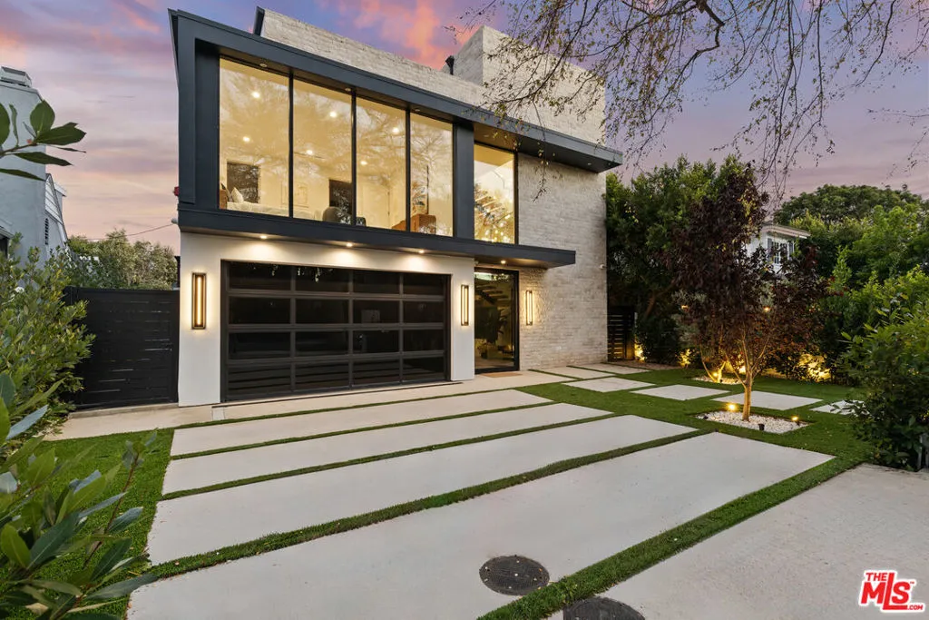 Los Angeles, California 90025, United States, 5 Bedrooms Bedrooms, ,6 BathroomsBathrooms,Residential,Active,246513