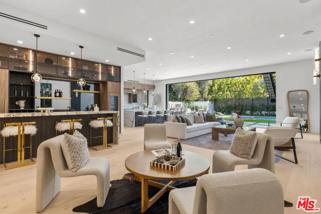 Los Angeles, California 90025, United States, 5 Bedrooms Bedrooms, ,6 BathroomsBathrooms,Residential,Active,246513