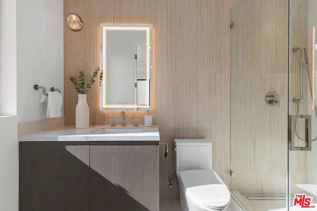 Los Angeles, California 90025, United States, 5 Bedrooms Bedrooms, ,6 BathroomsBathrooms,Residential,Active,246513