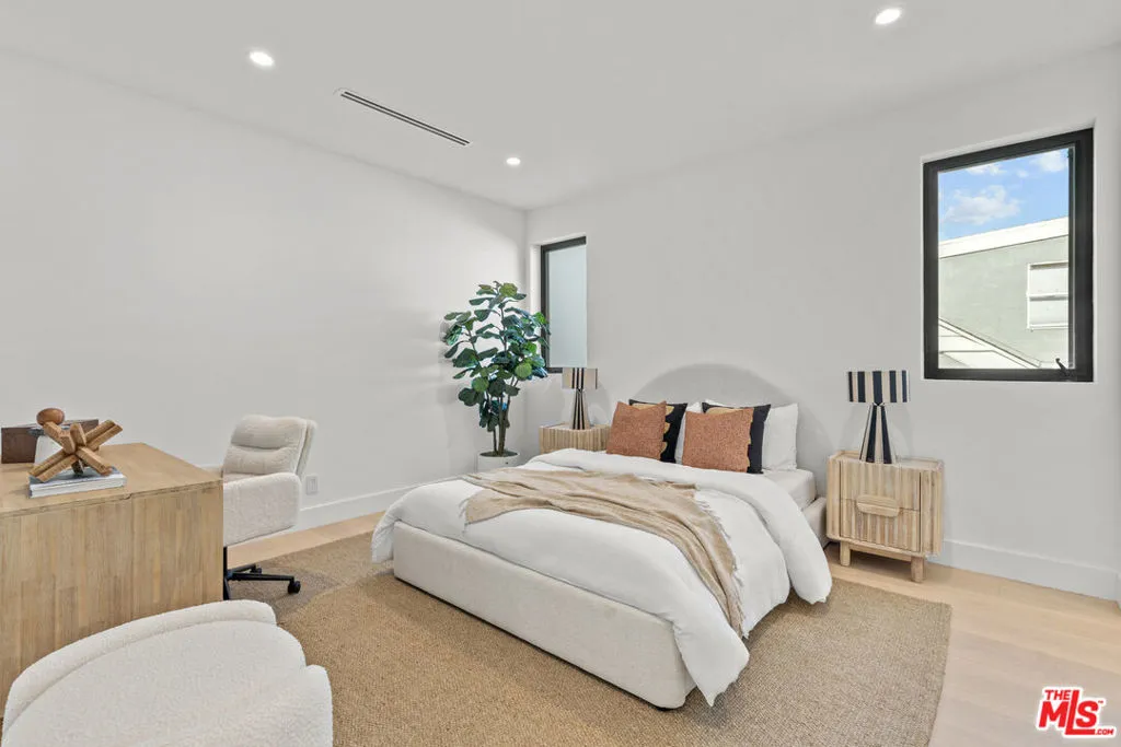 Los Angeles, California 90025, United States, 5 Bedrooms Bedrooms, ,6 BathroomsBathrooms,Residential,Active,246513