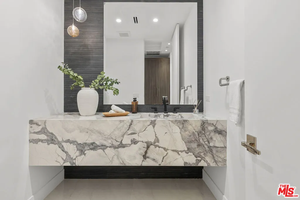 Los Angeles, California 90025, United States, 5 Bedrooms Bedrooms, ,6 BathroomsBathrooms,Residential,Active,246513