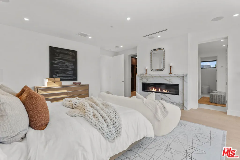 Los Angeles, California 90025, United States, 5 Bedrooms Bedrooms, ,6 BathroomsBathrooms,Residential,Active,246513