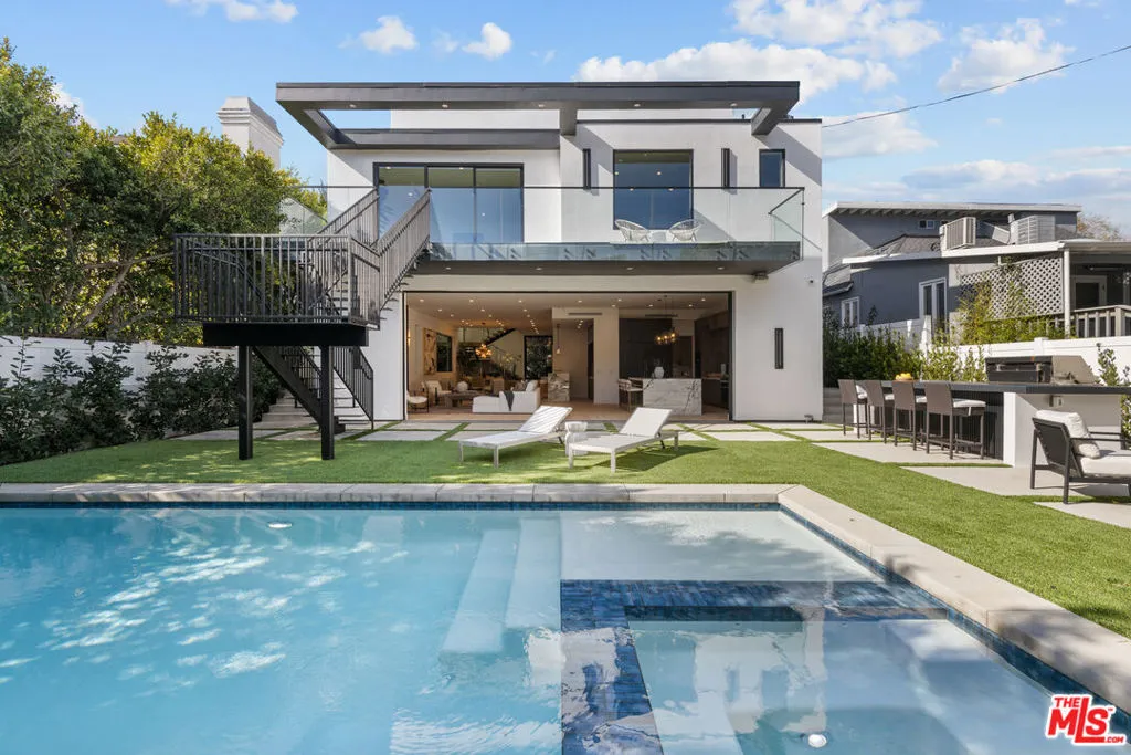 Los Angeles, California 90025, United States, 5 Bedrooms Bedrooms, ,6 BathroomsBathrooms,Residential,Active,246513