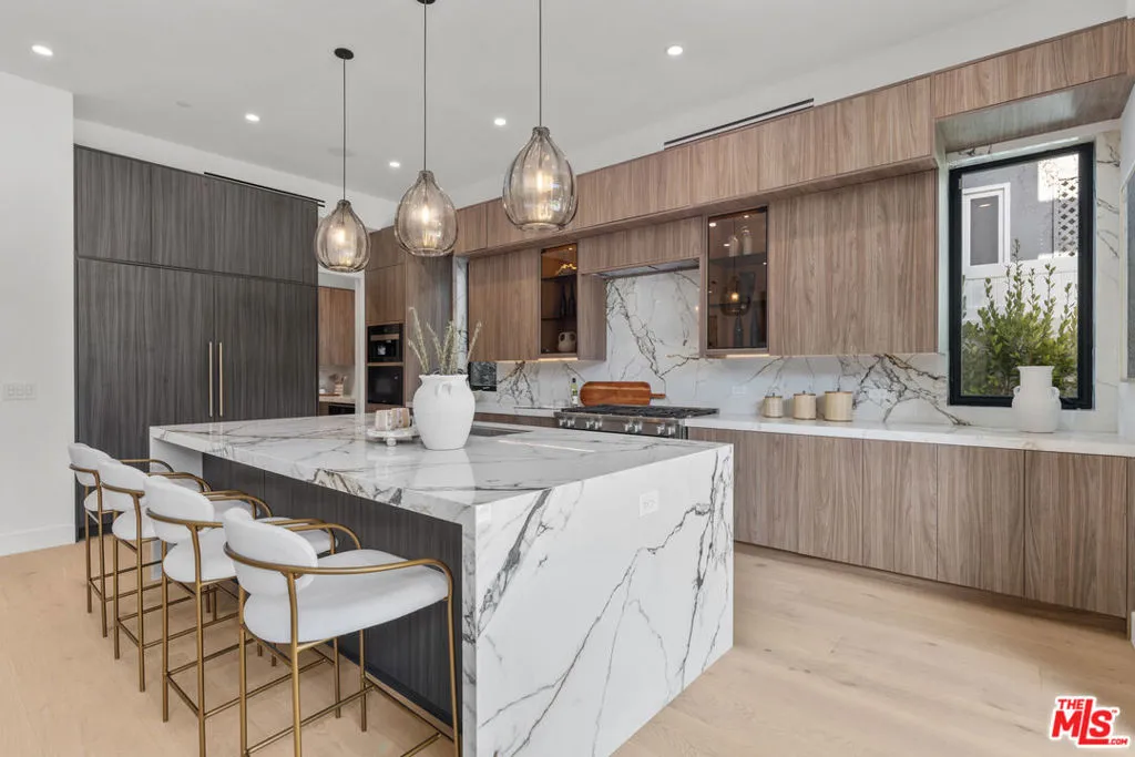 Los Angeles, California 90025, United States, 5 Bedrooms Bedrooms, ,6 BathroomsBathrooms,Residential,Active,246513