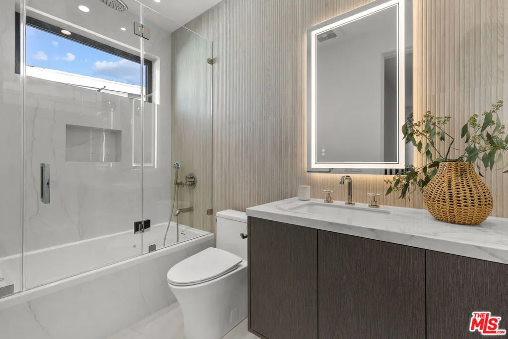 Los Angeles, California 90025, United States, 5 Bedrooms Bedrooms, ,6 BathroomsBathrooms,Residential,Active,246513