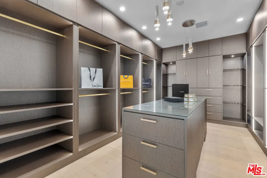 Los Angeles, California 90025, United States, 5 Bedrooms Bedrooms, ,6 BathroomsBathrooms,Residential,Active,246513