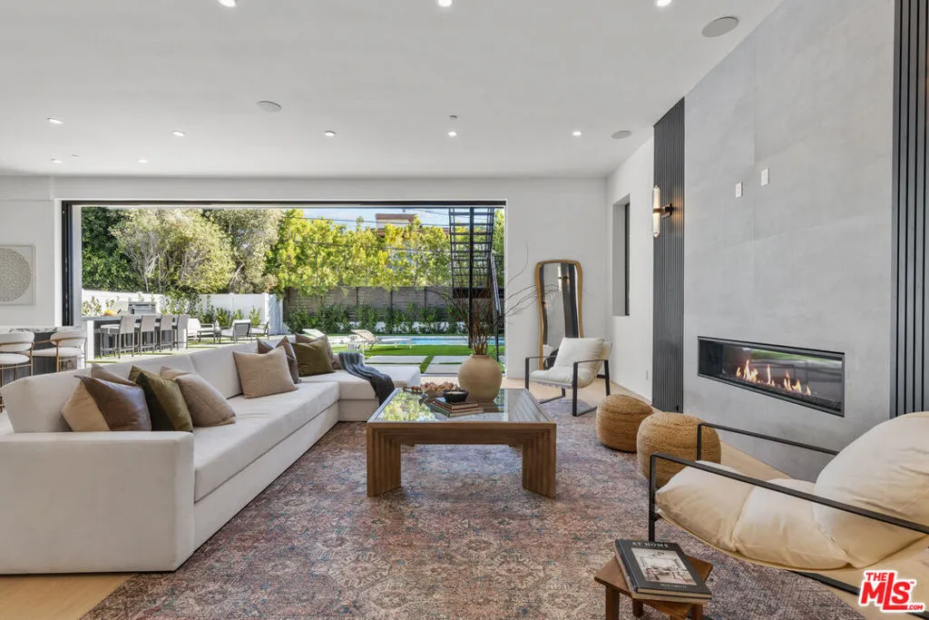 Los Angeles, California 90025, United States, 5 Bedrooms Bedrooms, ,6 BathroomsBathrooms,Residential,Active,246513