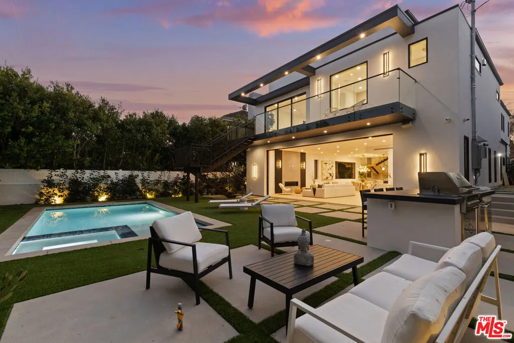 Los Angeles, California 90025, United States, 5 Bedrooms Bedrooms, ,6 BathroomsBathrooms,Residential,Active,246513