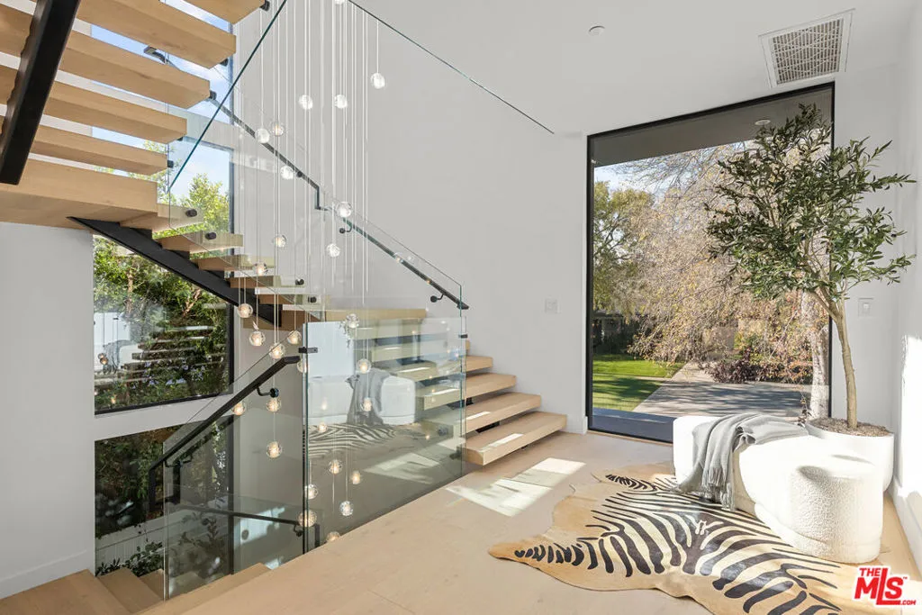 Los Angeles, California 90025, United States, 5 Bedrooms Bedrooms, ,6 BathroomsBathrooms,Residential,Active,246513