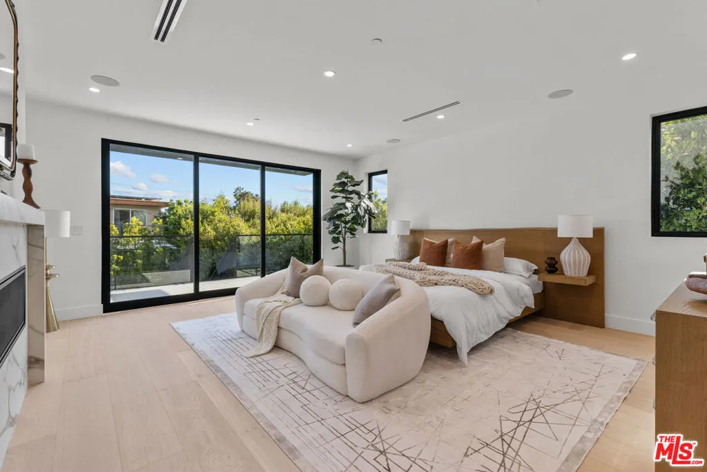 Los Angeles, California 90025, United States, 5 Bedrooms Bedrooms, ,6 BathroomsBathrooms,Residential,Active,246513