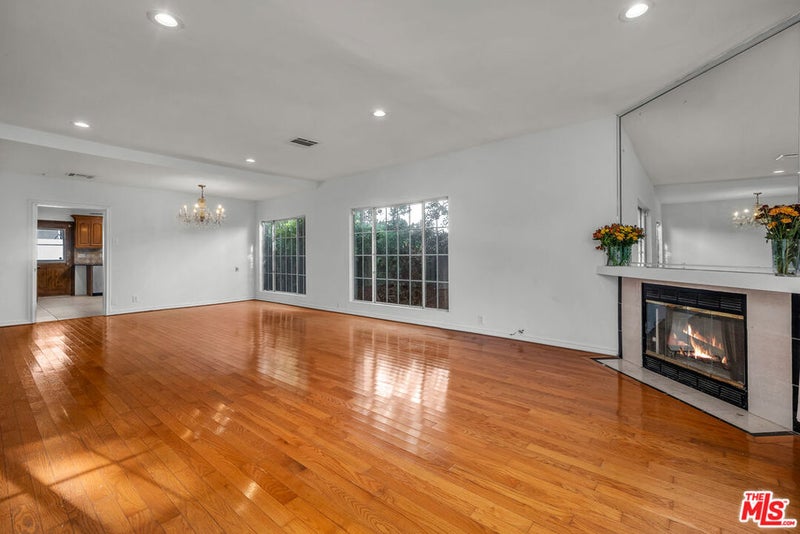 922 S Bundy Drive