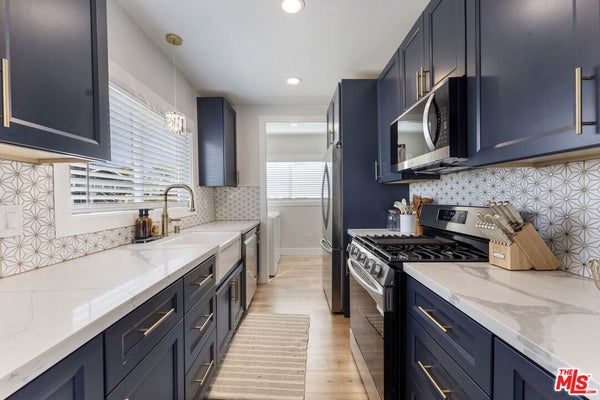 5726 LOS ANGELES ST, OAKLAND, CA 94608 - Image b4b3de4b7de2c5bc636a4e4042df5a0c/540333494