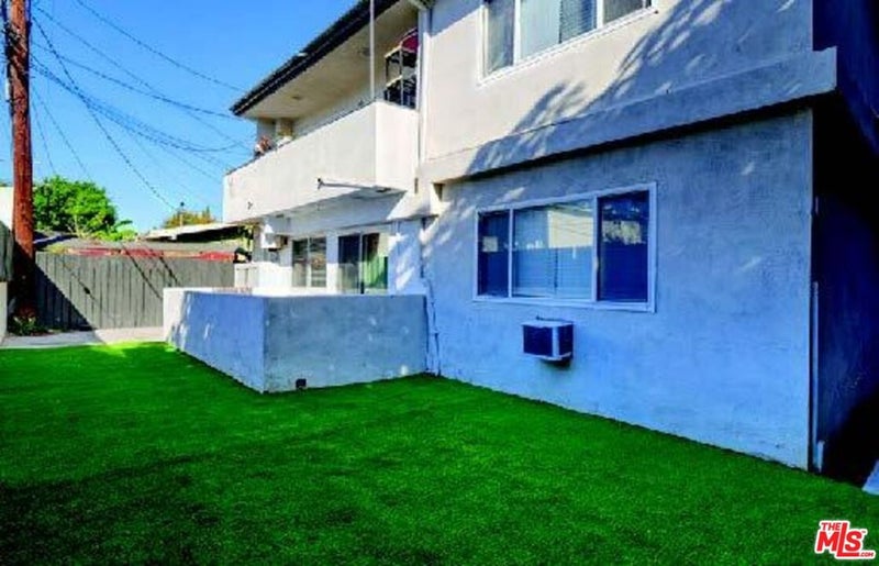 1223 N Beachwood Drive