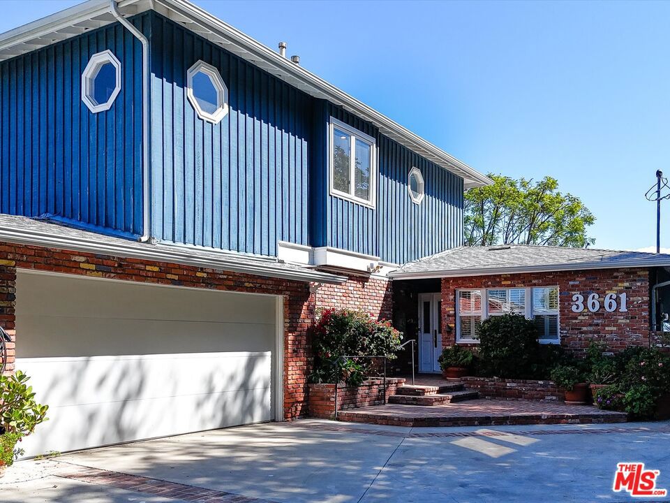 3661 Sunswept Drive