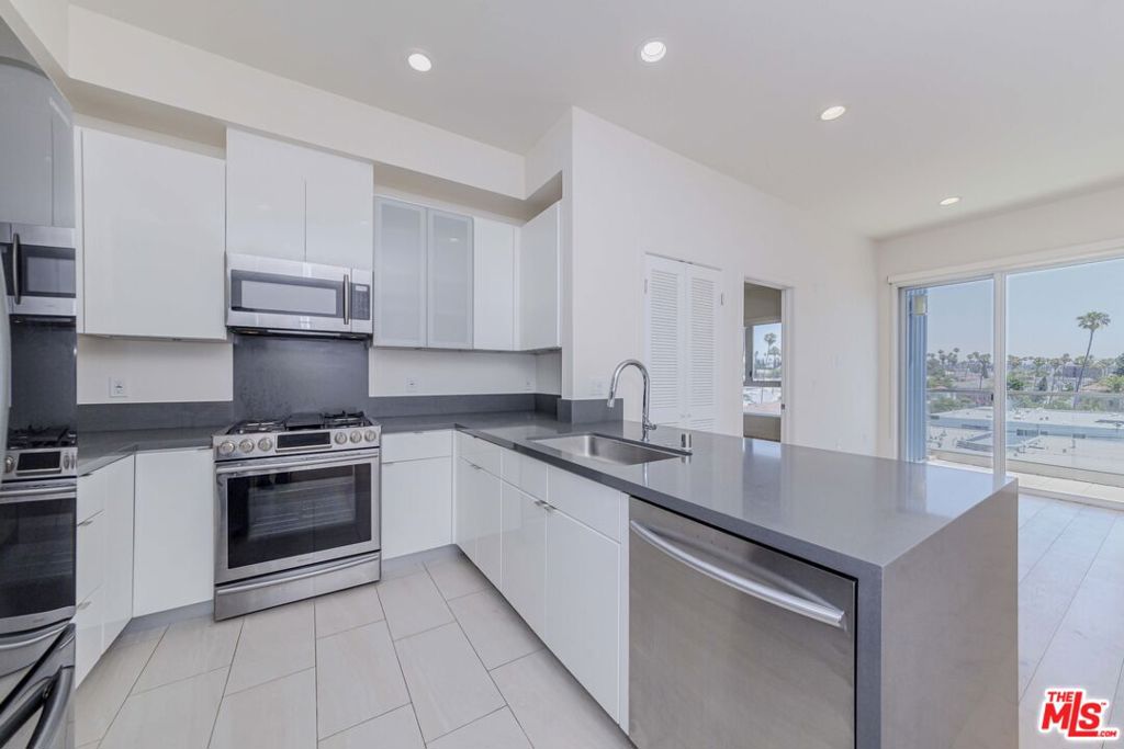 105 S Mariposa Avenue PH9