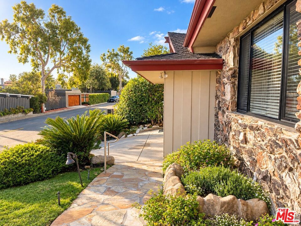 2027 Westridge Road