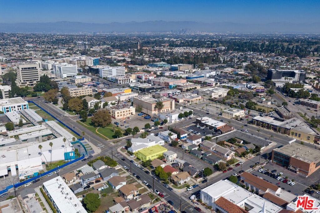 406 S Grevillea Avenue