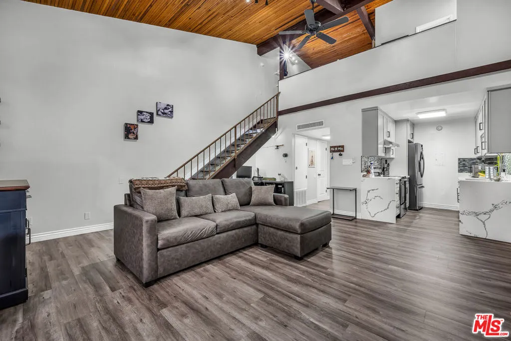 Encino, California 91316, United States, 1 Bedroom Bedrooms, ,2 BathroomsBathrooms,Residential,Active,230954