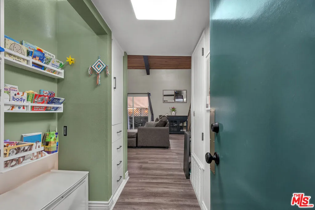 Encino, California 91316, United States, 1 Bedroom Bedrooms, ,2 BathroomsBathrooms,Residential,Active,230954