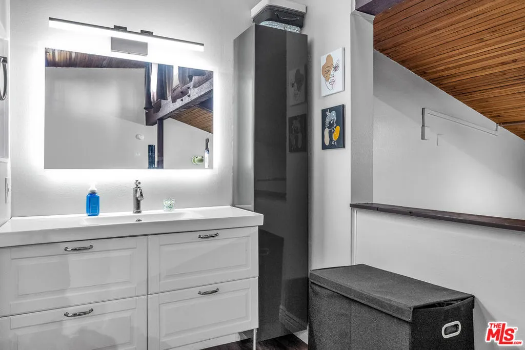 Encino, California 91316, United States, 1 Bedroom Bedrooms, ,2 BathroomsBathrooms,Residential,Active,230954