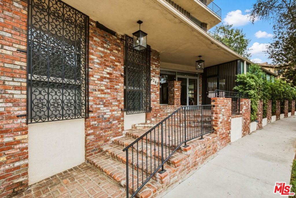 2260 N Cahuenga Boulevard 106