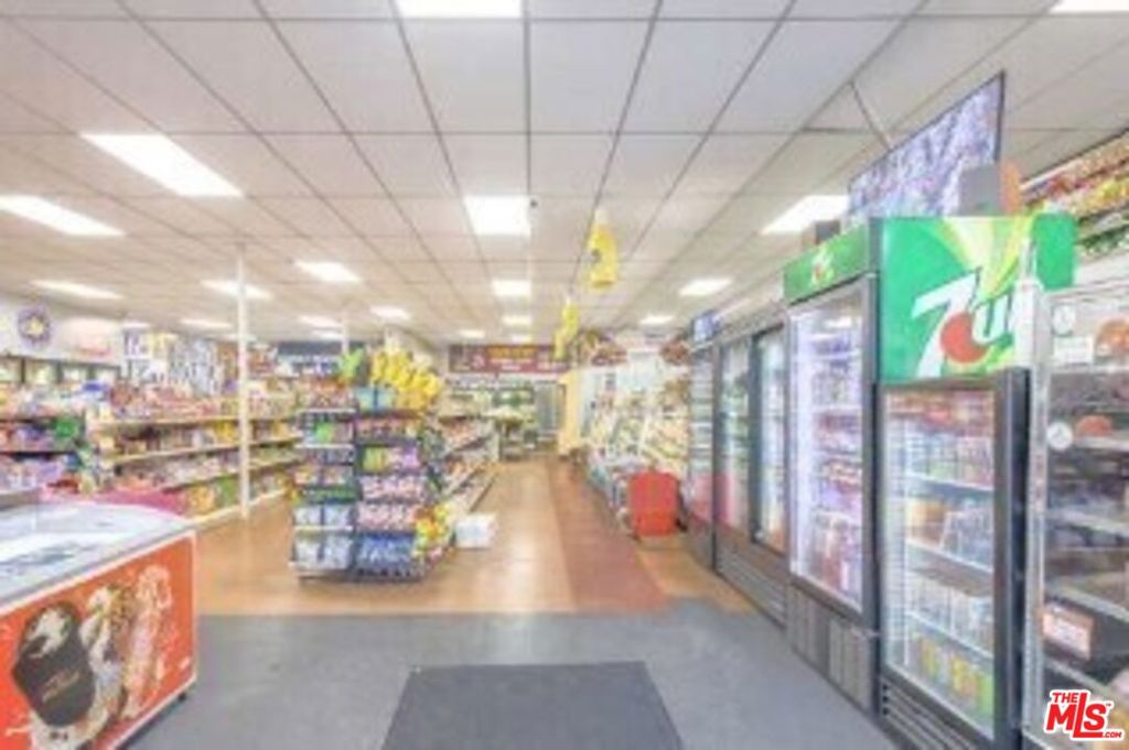 851 W Gardena Boulevard