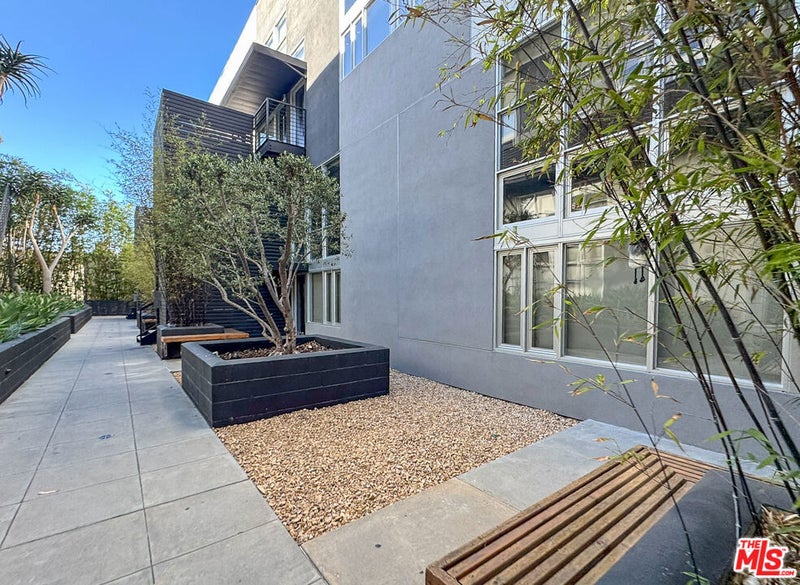 1037 N Laurel Avenue 10