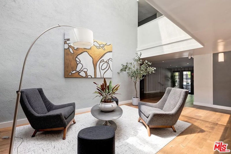 1134 Alta Loma Road 305