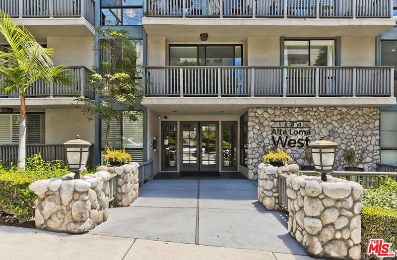 1134 Alta Loma Road 305