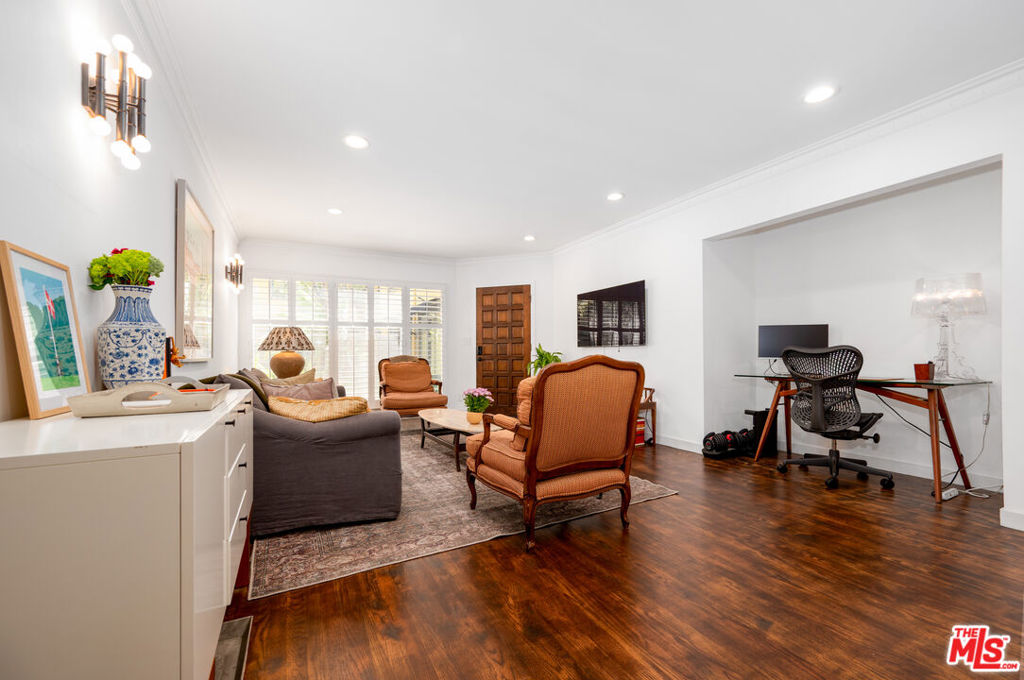 Properties 4 1615 N Laurel Avenue 112
