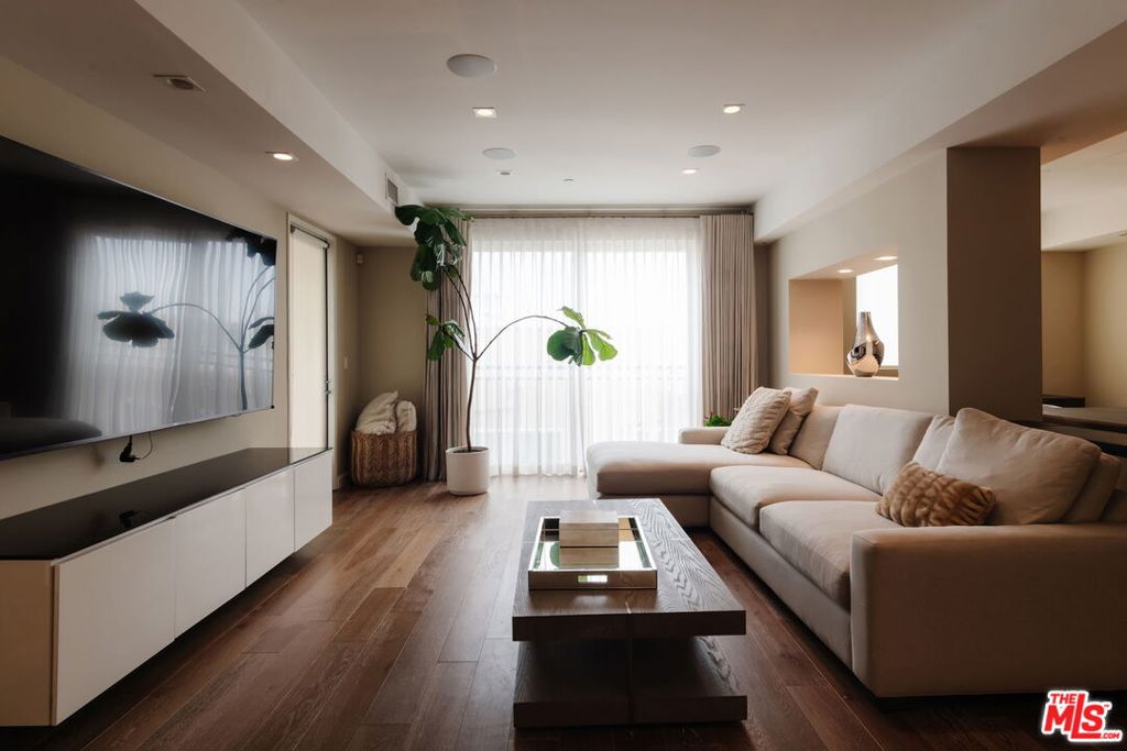 Properties 3 441 S Barrington Avenue 402