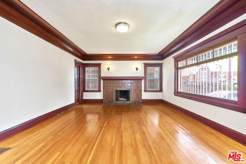 1016 S Oxford Avenue