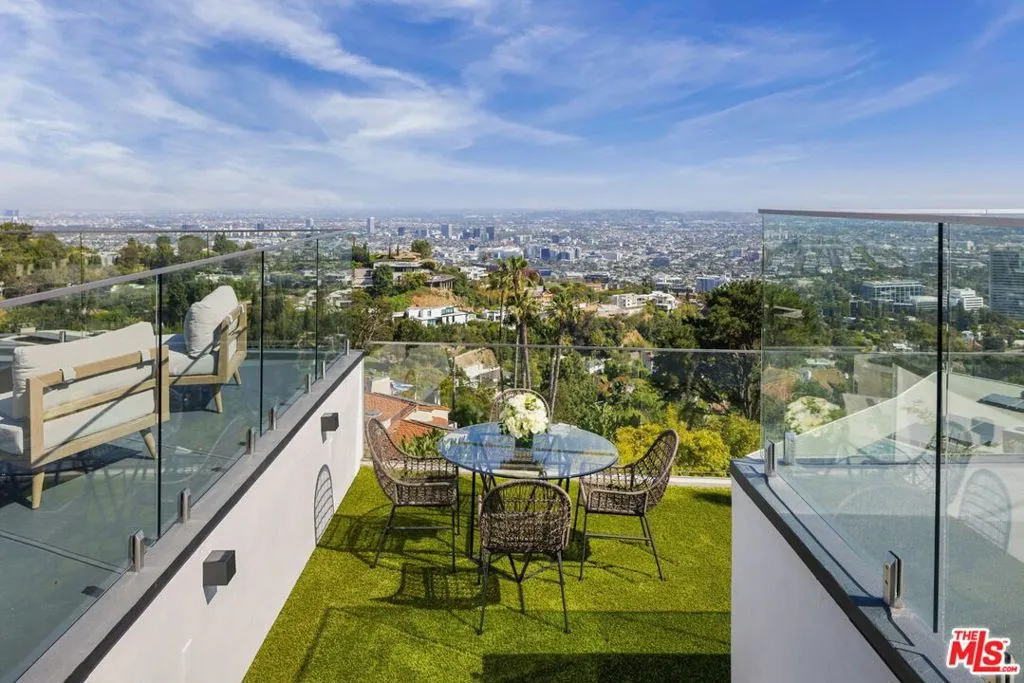 Los Angeles, California 90069, United States, 4 Bedrooms Bedrooms, ,5 BathroomsBathrooms,Residential,Active,165580